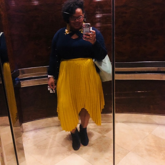 Chasity: avid reader. Adventurer. & impulse buyer 😝 - Picture 4 of 12